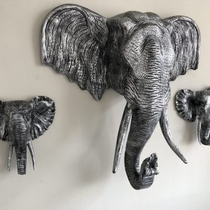 Jumbo XXL olifant polystone in de kleur zilver zwart.